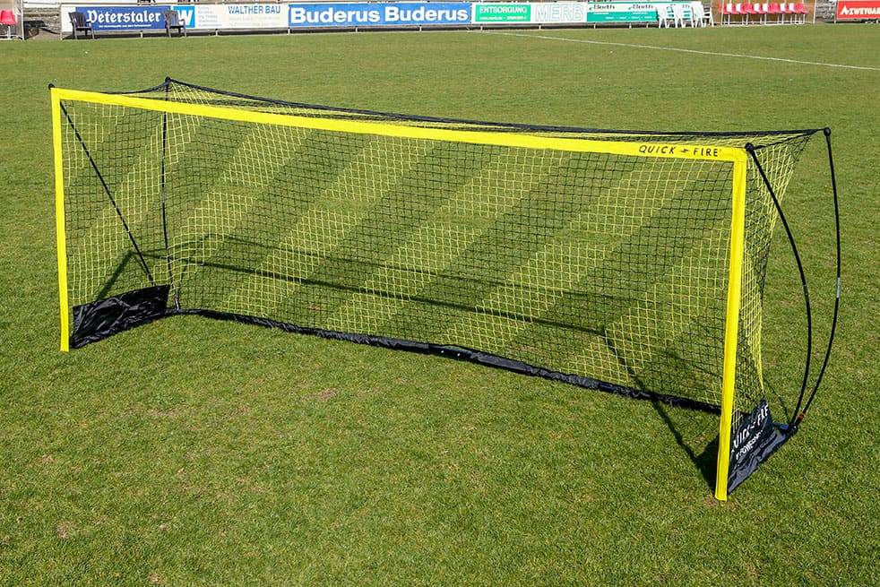 Quickfire groot voetbaldoel van 732x244cm met stevig frame en net, geplaatst op een voetbalveld. Ideaal voor training of recreatief gebruik.