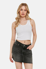 Korte donkergrijze denim rok van TALLY WEIJL, met gerafelde zoom en gedragen door een vrouw.