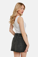 Korte rok van donkergrijs denim van TALLY WEIJL, met gerafelde zoom en achterzakken.
