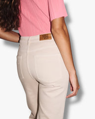 ecru-dames-5-pocket-jeans-met-flare-juliette-van-stella-forest-she-stories-gwen-leidschendam