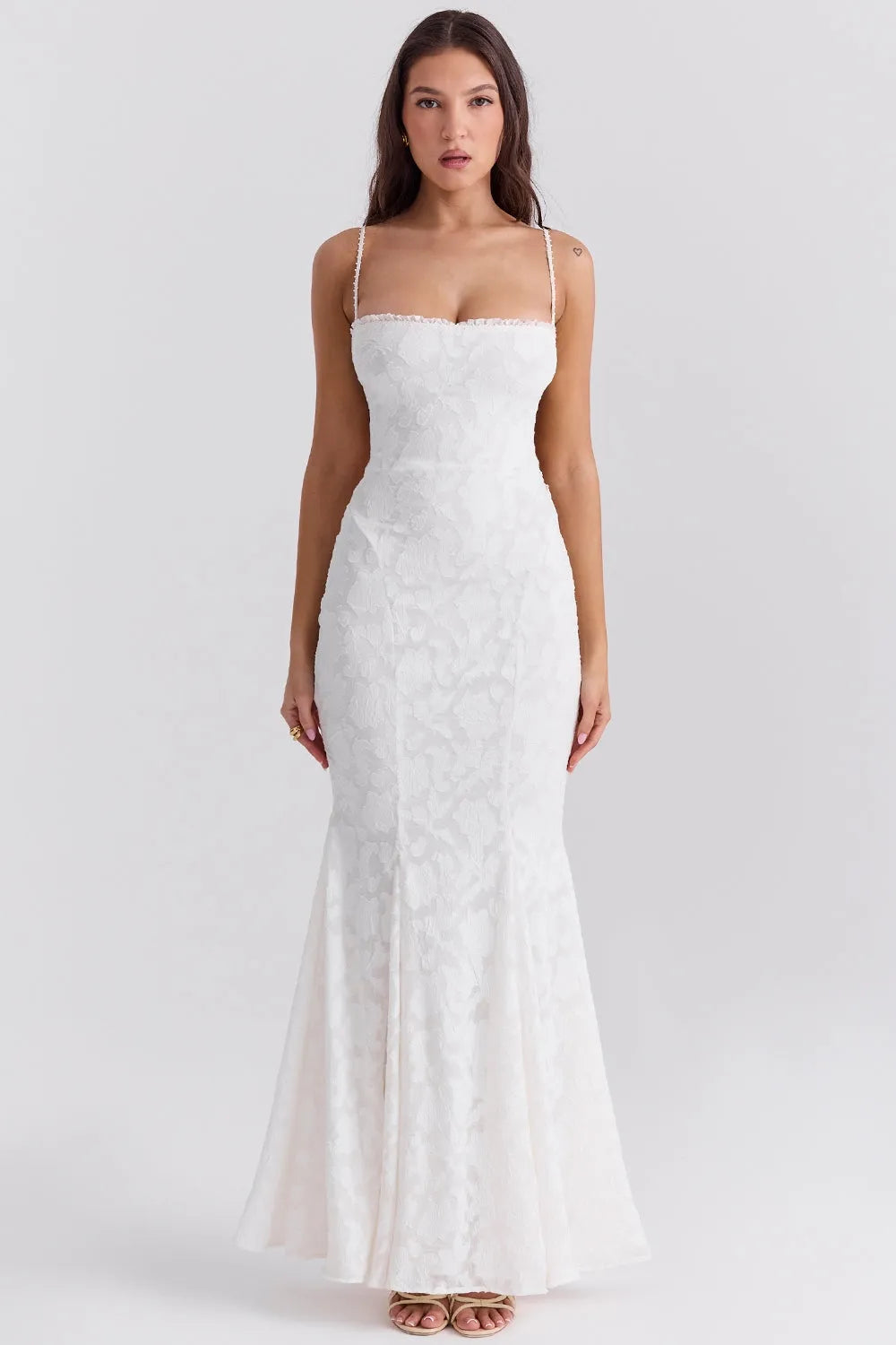 Mujer usando vestido de novia blanco sencillo y elegante, ideal para boda civil o ceremonia íntima.