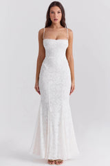 Mujer usando vestido de novia blanco sencillo y elegante, ideal para boda civil o ceremonia íntima.