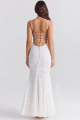 Mujer usando vestido de novia blanco sencillo y elegante, ideal para boda civil o ceremonia íntima.