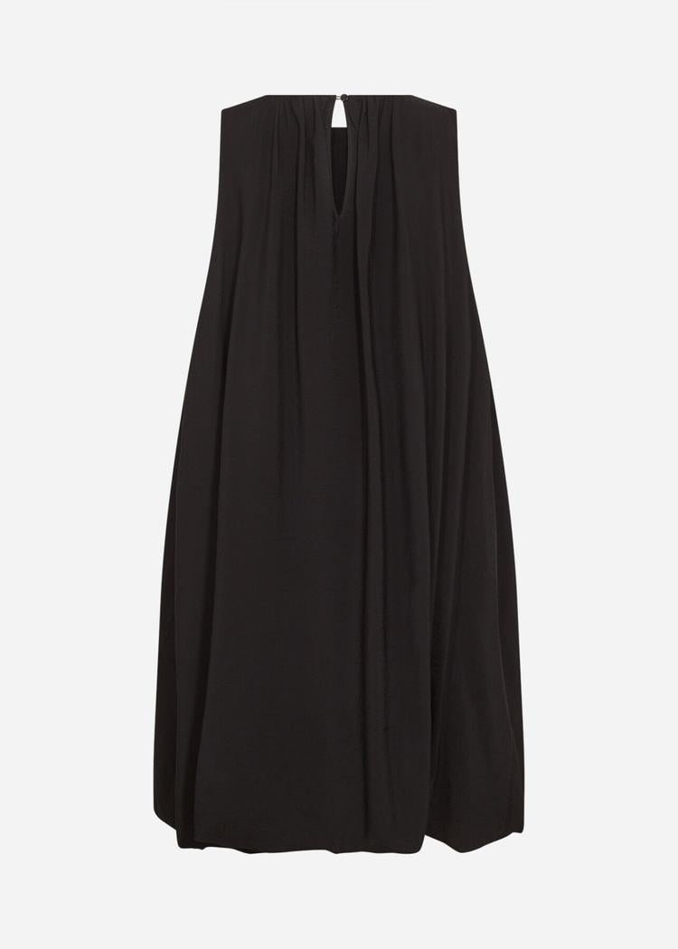 Black Soyaconcept SC-SIDRA 2 Kjole Viskose dress with a ruffled neckline and loose silhouette.