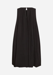 Black Soyaconcept SC-SIDRA 2 Kjole Viskose dress with a ruffled neckline and loose silhouette.