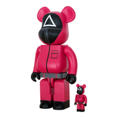 Bearbrick Squid Game Guard "Triangle" 100%+400% schräg