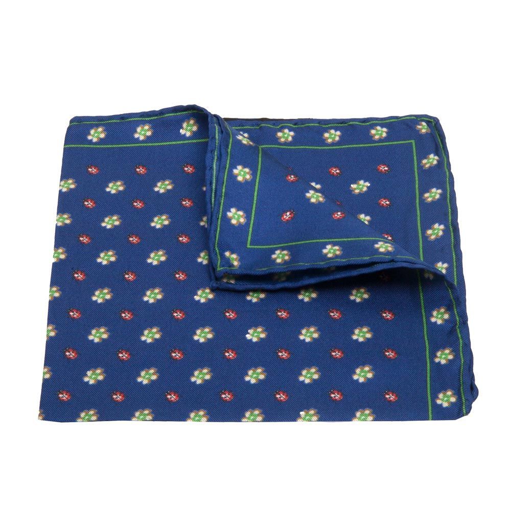 Handrolliertes Einstecktuch aus Seiden-Twill in Dunkelblau mit Marienkäfern von BGENTS gelegt