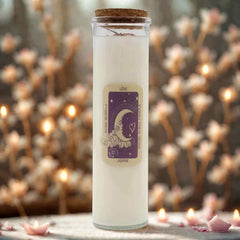 Bougie rituel amour en cire de soja avec étiquette violette Lune et cœur parfum jasmin quartz rose dans flacon en verre avec bouchon liège allumettes et lumière douce en arrière plan