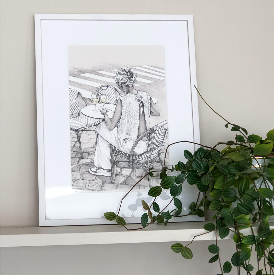 Print På Café A4 - By Åshild Schnelle med illustrasjon av kvinne som sitter på kafé i svart-hvitt trykk på kvalitets papir