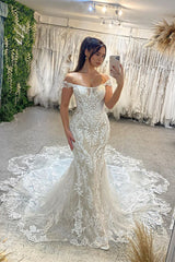 Chic Off-the-Shoulder Sleeveless Mermaid Lace Wedding Dress with Cathedral Train-Ballbella