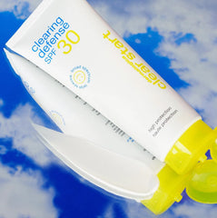 clear start clearing defense spf 30 på speil med himmelrefleksjon