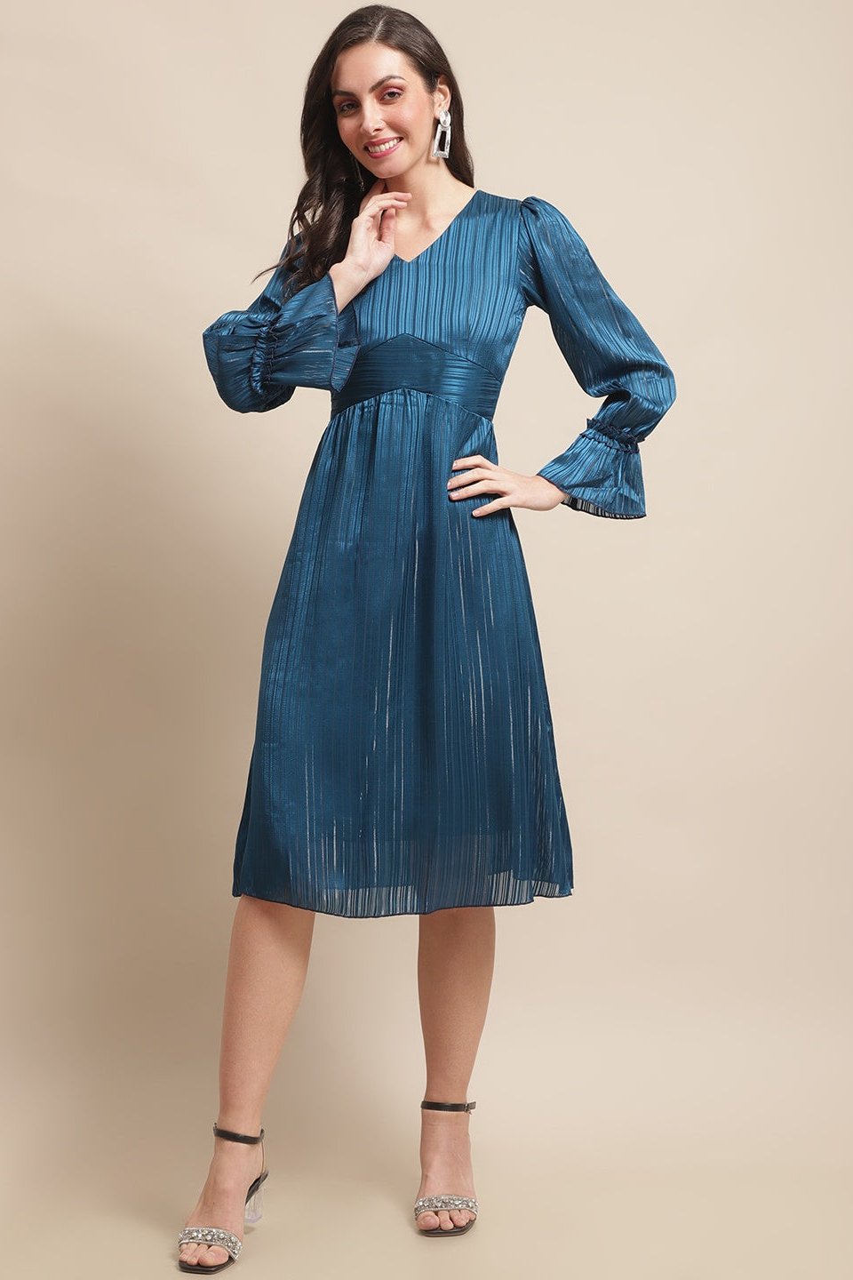 Woman wearing Blue Printed Dress