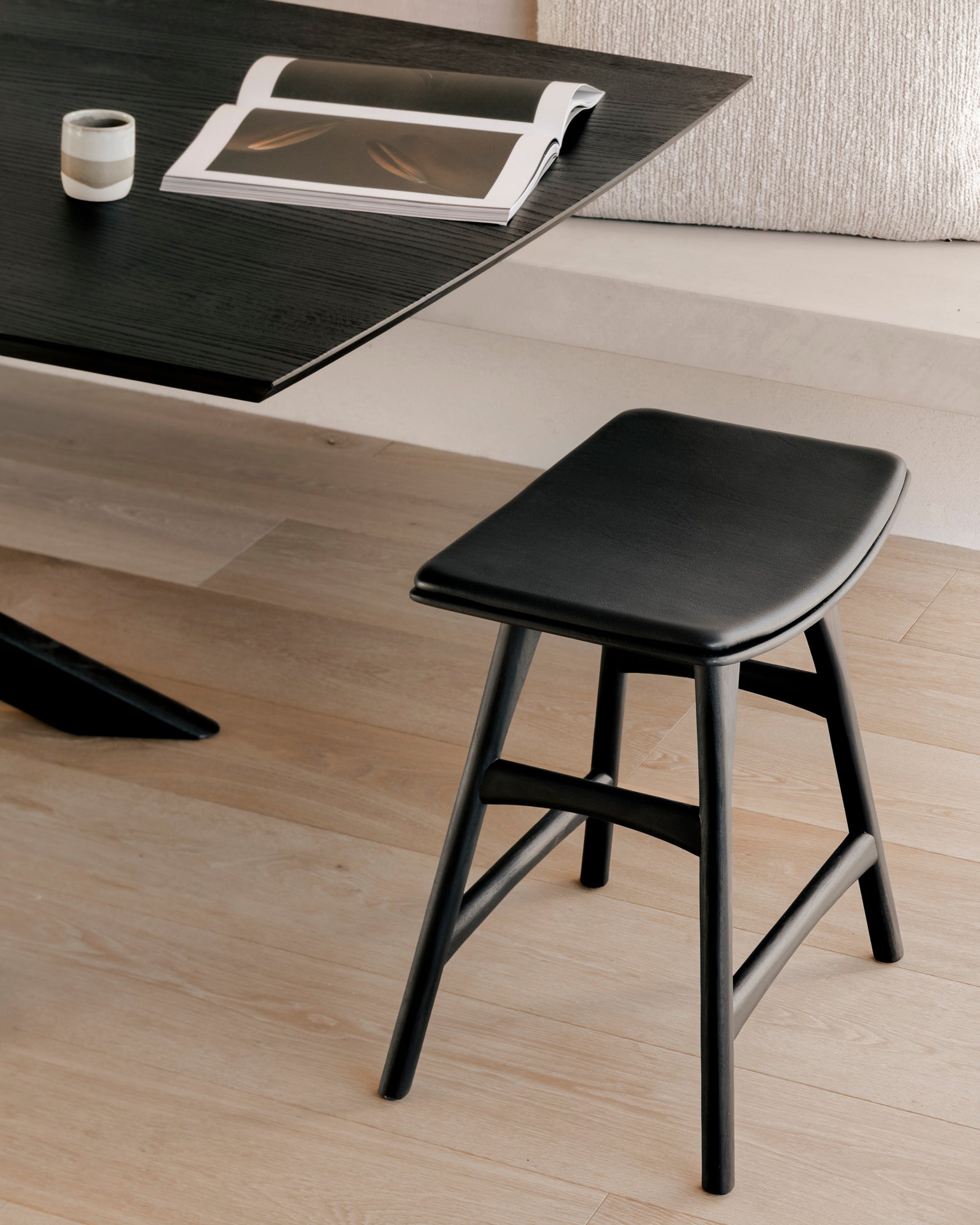 ethnicraft mikado eettafel osso kruk zwart leren zitting interieurfoto
