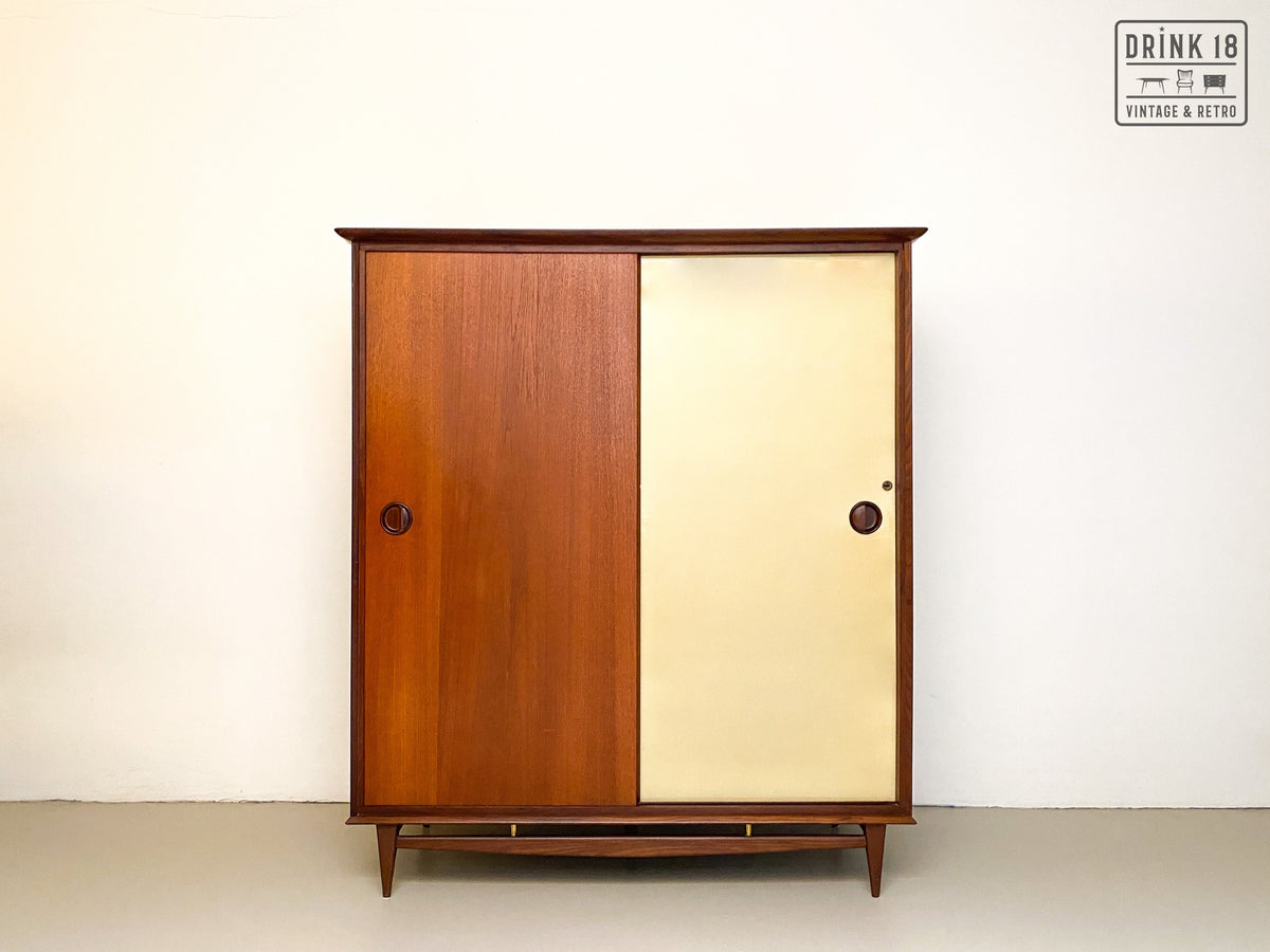 Kleerkast met schuifdeuren - Louis van Teeffelen