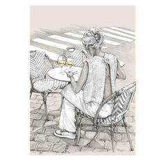 Print På Café A4 - By Åshild Schnelle med illustrasjon av kvinne som sitter ved kafébord i åpen ryggbluse på brostensgate