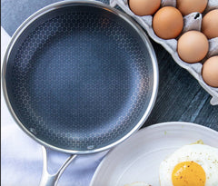 Høy-kvalitets rustfritt stål panne med anti-klebende piksel teknologi - Perfekt for sunn steking | Norvo