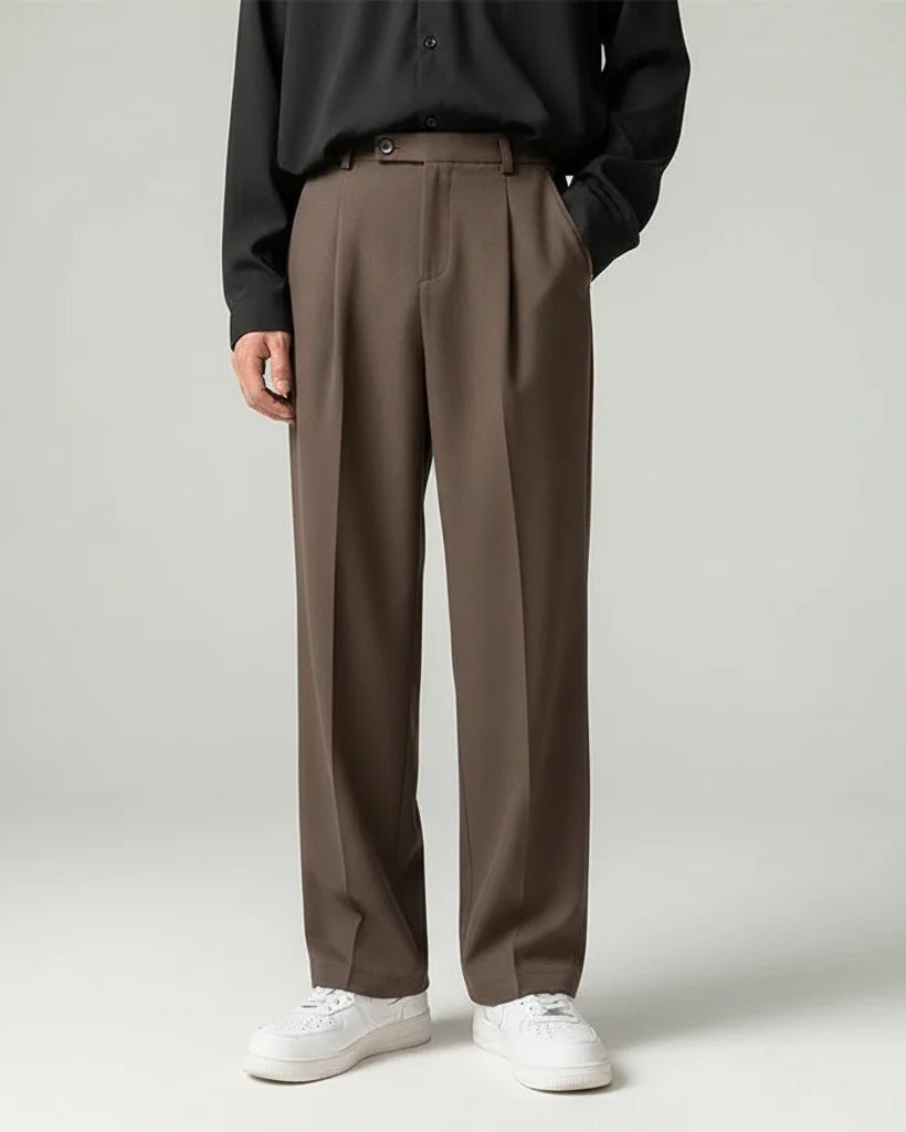 Pantalon Paul marron en fibre de coton, design classique et chic, pour un style intemporel.