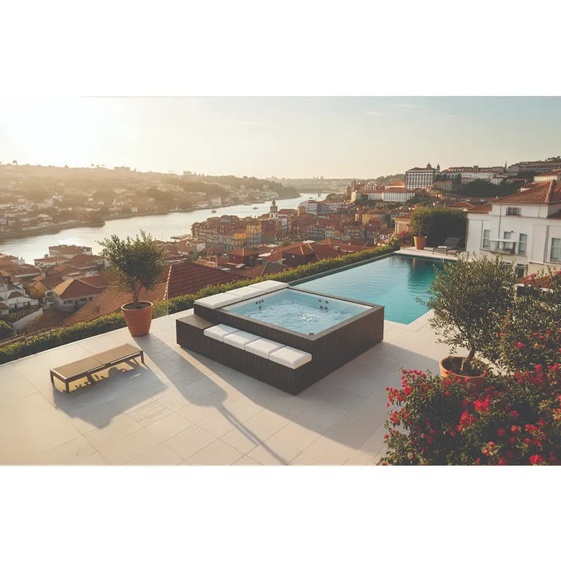 Portcril Mirage Spa Whirlpool mit Massagedüsen auf Terrasse mit Blick auf historische Stadt