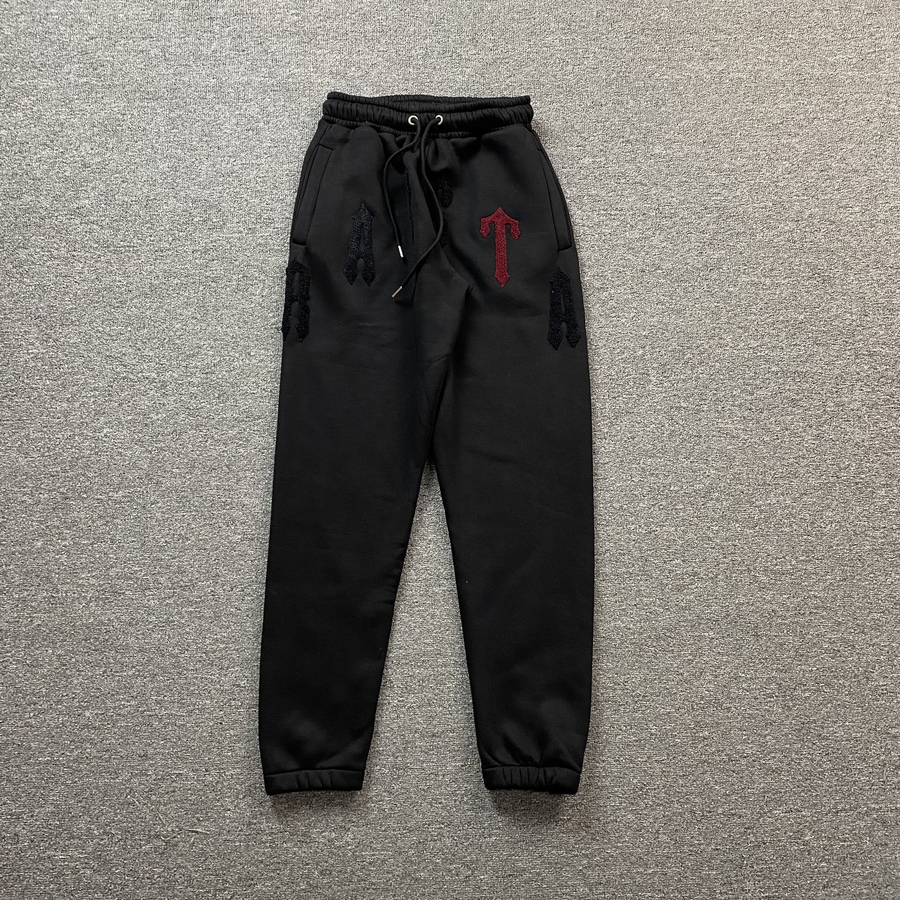 trapstar-irongate-arch-chenille-2_0-tracksuit-black-4-Drip Store Argentina