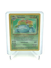 Venusaur Pokemon kort forside med 100 HP og Solarbeam angreb, vist i en beskyttelsesramme.